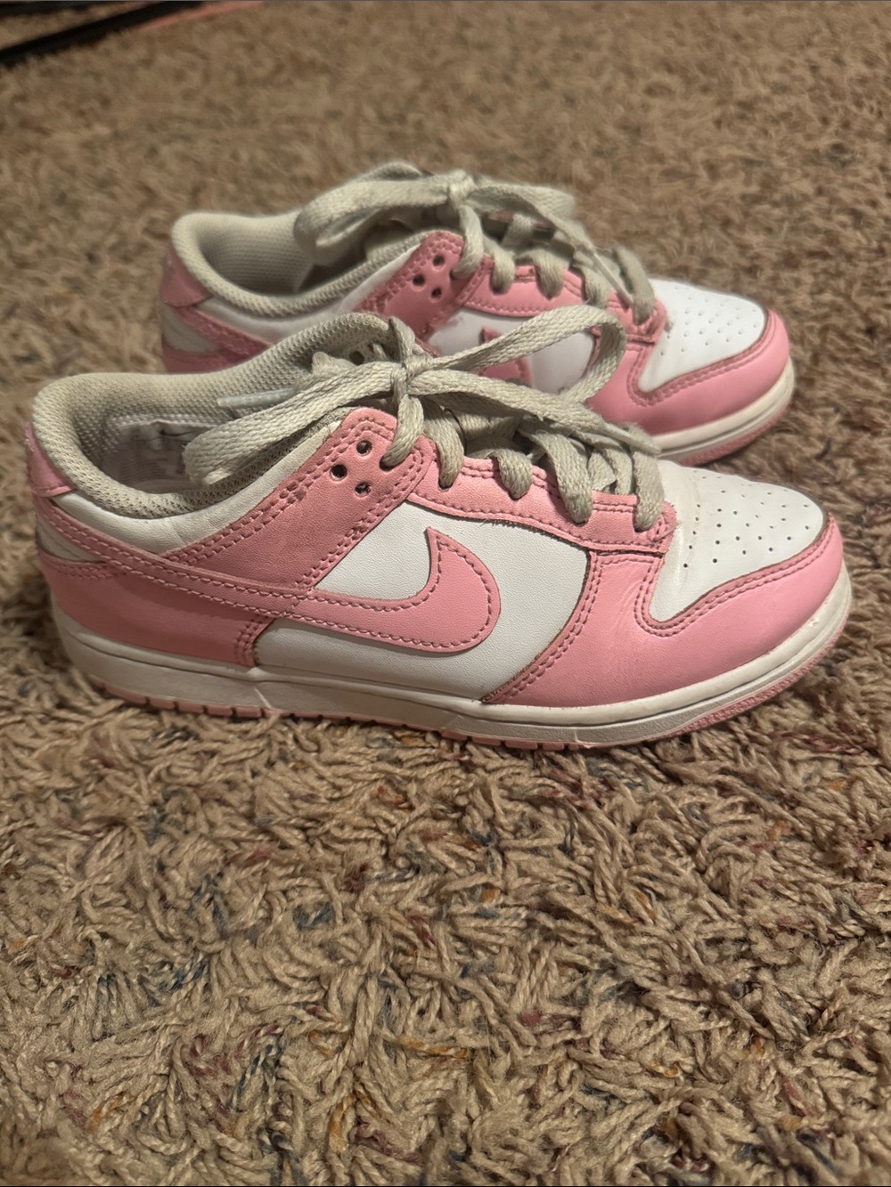 Nike Kids Low-Top Sneakers in Pink and White